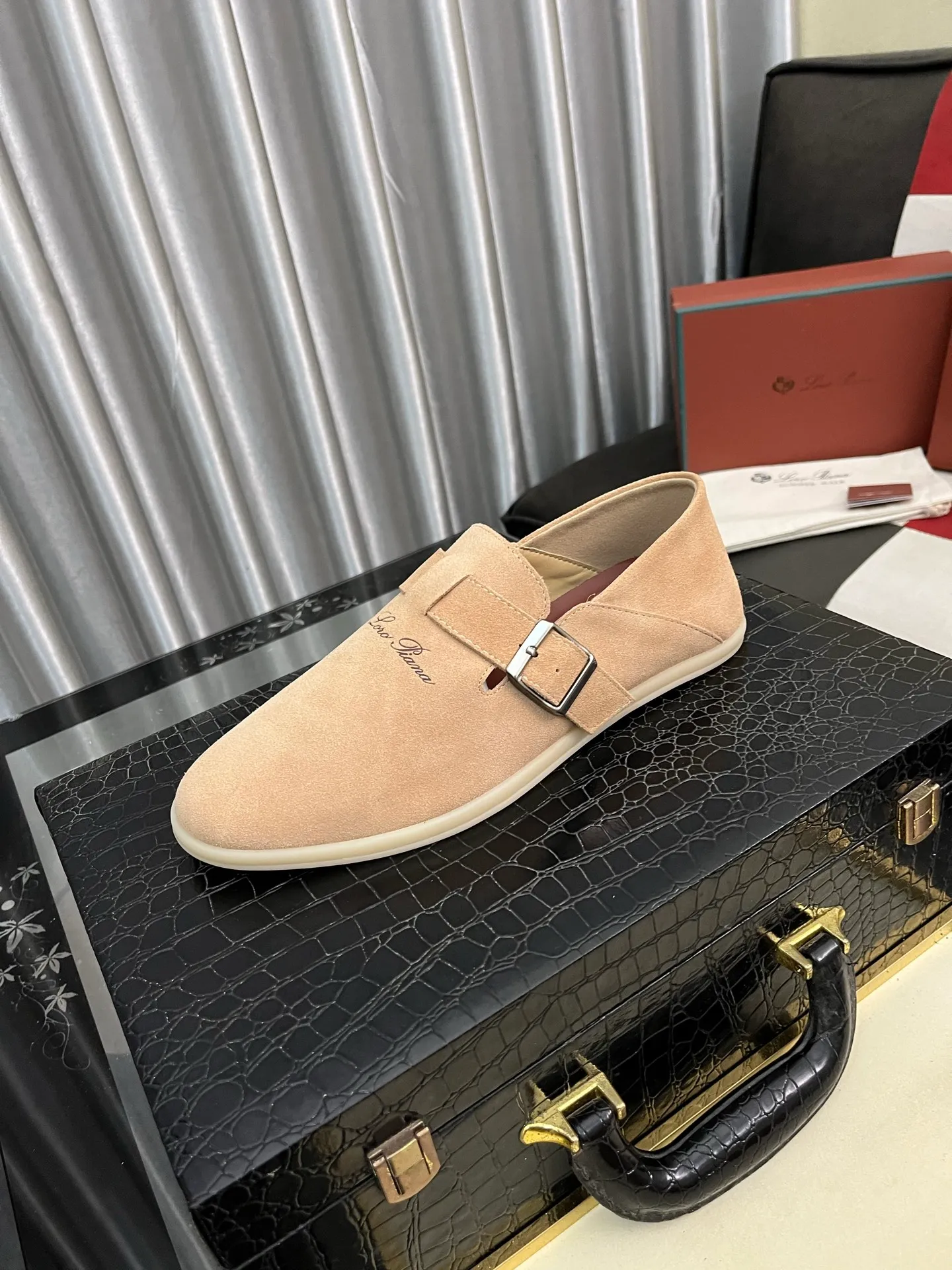 Men's men's shoes 💰458⌚️⌚️ Loro Piana's classic hot model lp top version of Pili casual shoes. It turns out that these are the casual shoes that are said to be able to walk 20,000 steps without getting tired. This pair has both good looks and feel. You will be completely lost as soon as you put it on. The minimalist design is eye-catching and durable, and it is a bonus for dressing. The soft feeling on the feet has outstanding texture, and it is very nice without abrasion on the feet. The soft and waxy soles make it easy to wear for daily use for a long time. Who can resist a pair of versatile and good-looking loafers? Don't be too elegant at all, the feel and texture of the feet are good, the key is to make the legs look longer and not tire the feet, the main thing is that it is just right!        Material: Original cowhide Lining: Original sheepskin Outsole: Original sole Size: 38-44